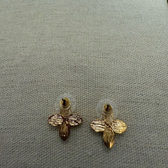 NWOT Clover Flower GoldTone Pendant Necklace & Matching Post Earrings. - Picture 9 of 9